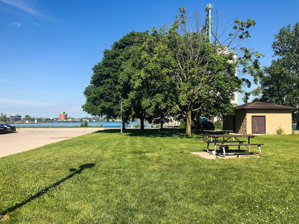 Days Inn by Wyndham Sarnia Harbourfront 54/59