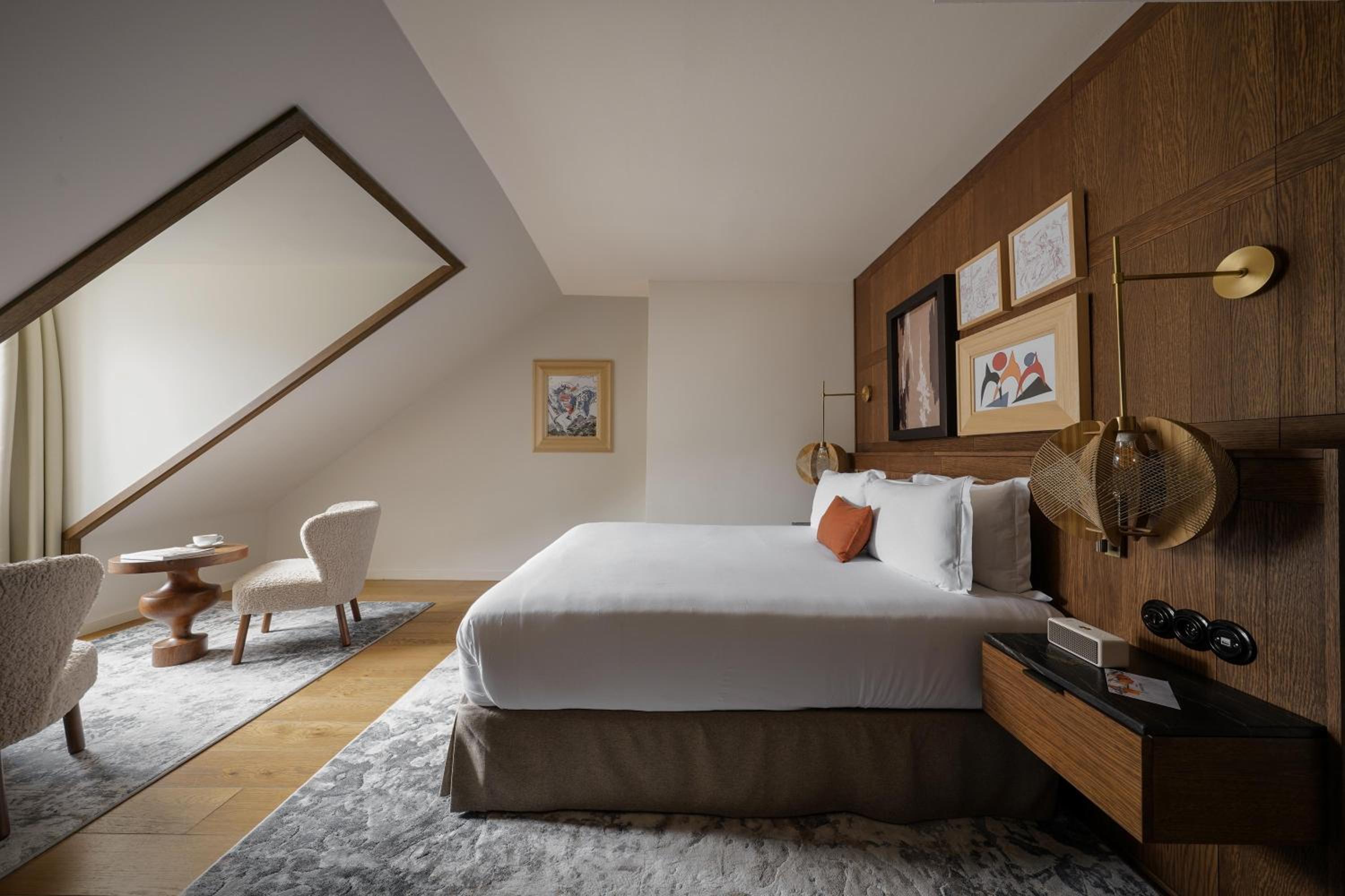 Signature, Extra Mansard, Queen Bed