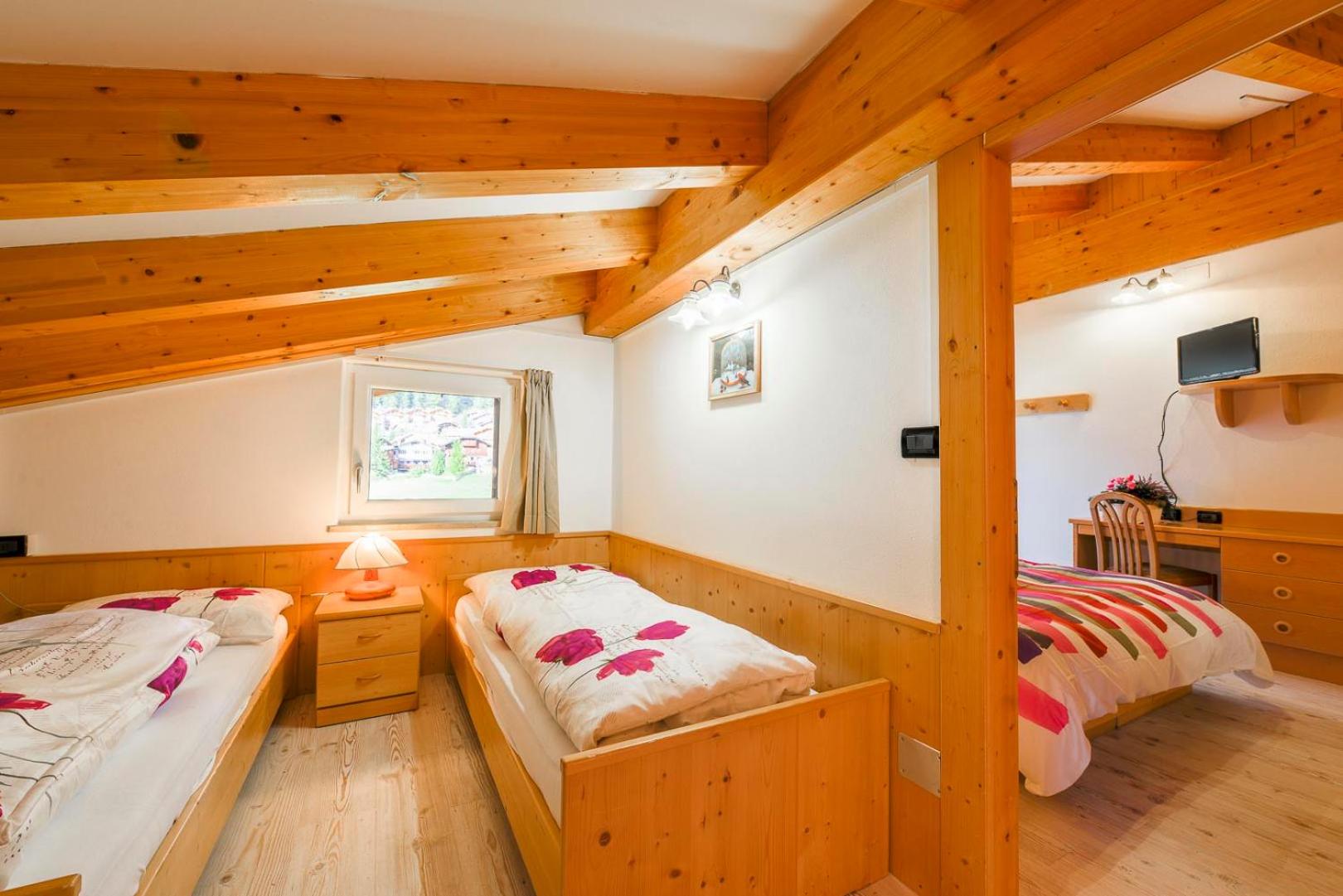 غرفة عائلية بإطلالة على الجبل، HOTEL CHALET PINETA 2/5