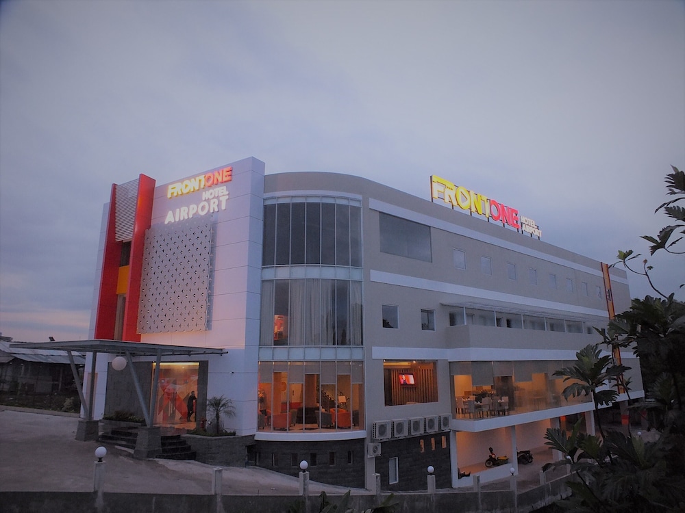 Front One Hotel Airport Solo 1/50