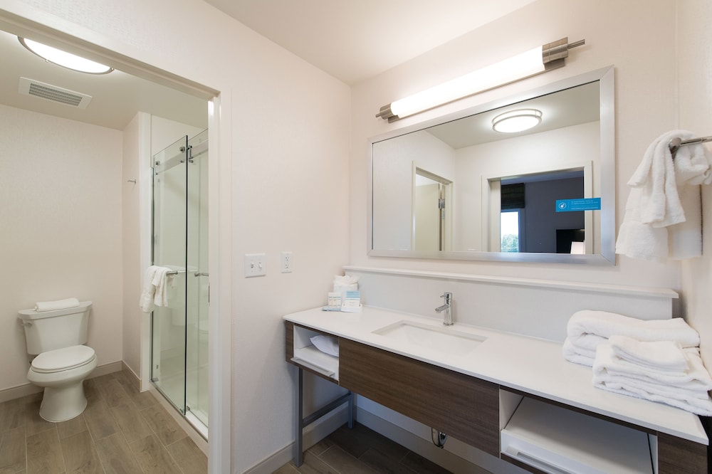 Hampton Inn & Suites Walterboro 16/53