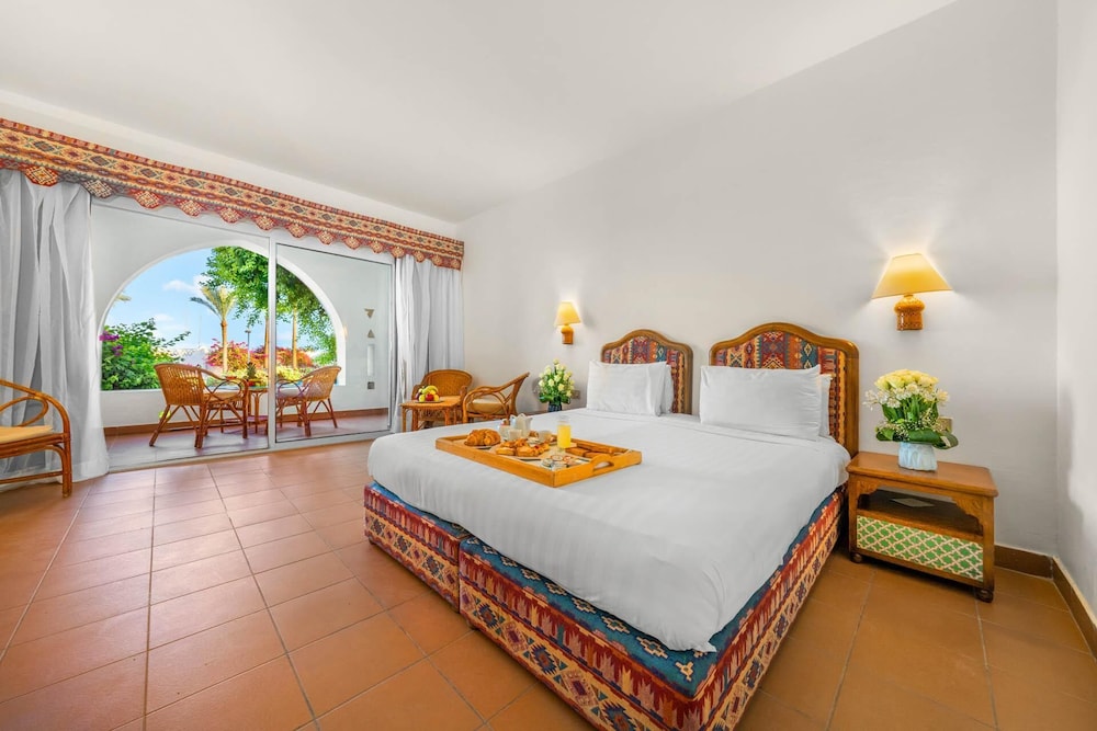 Bella, Queen Bed, Garden and Pool View, Sea View