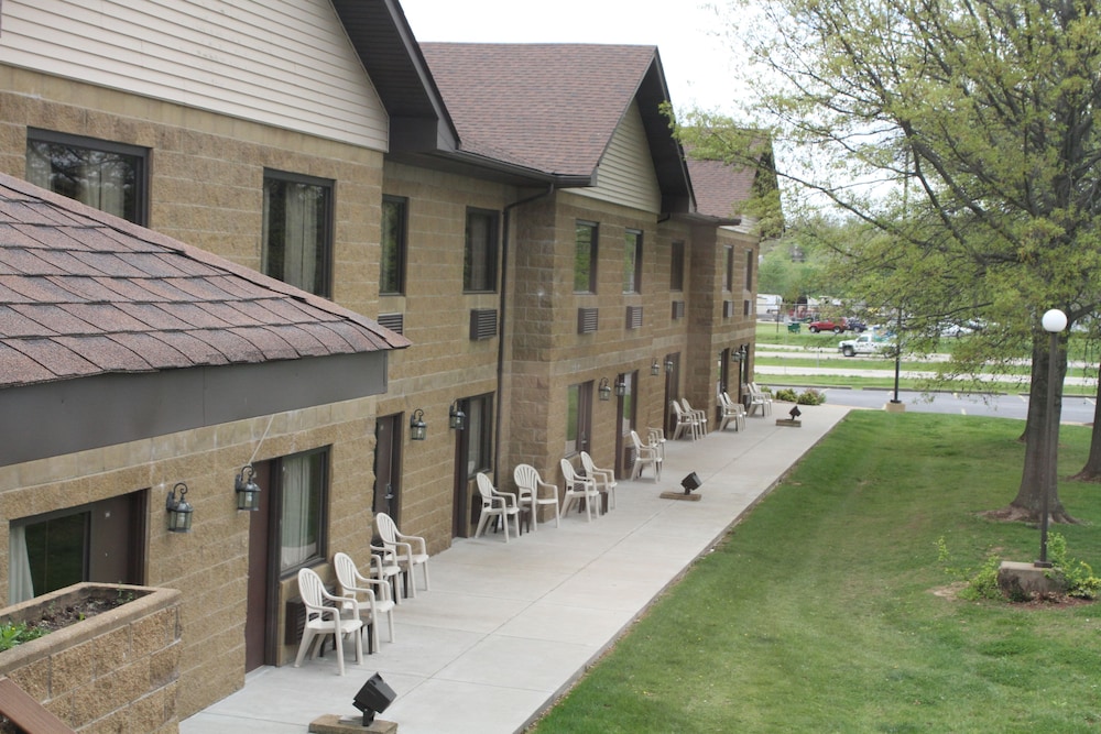 Baymont Inn and Suites by Wyndham Farmington, MO 55/62