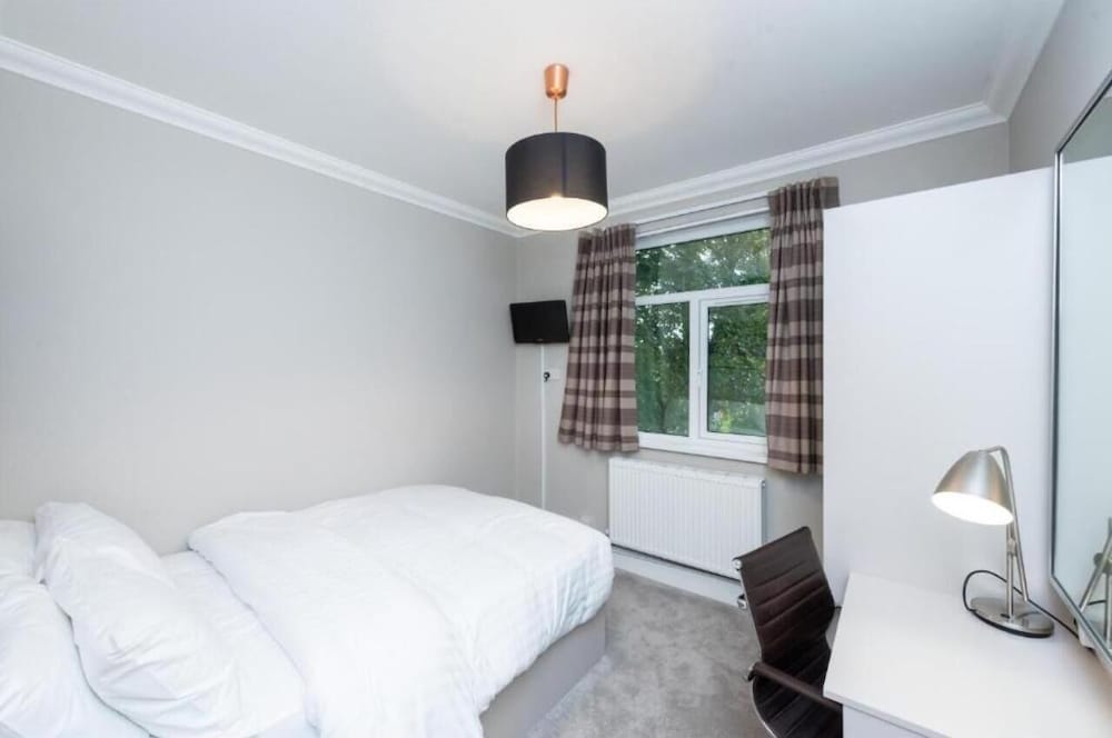 Uno Hotel Heathrow Windsor 12/28