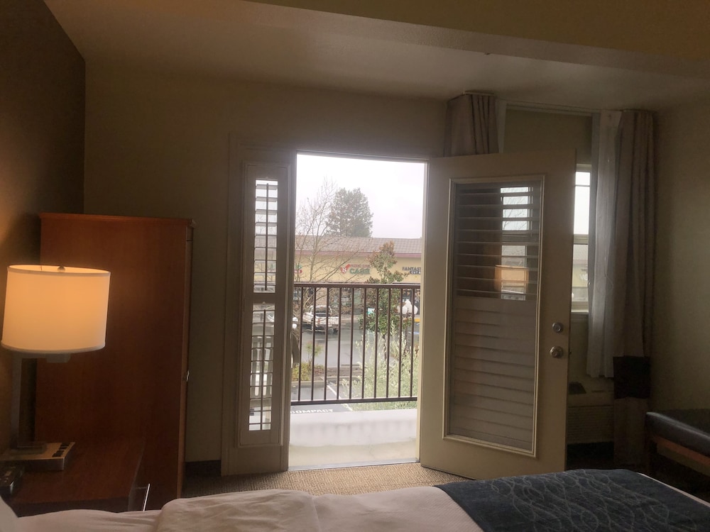 Comfort Inn & Suites Ukiah Mendocino County 24/34