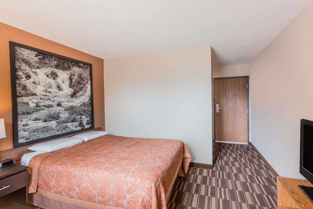 Super 8 By Wyndham Madison 9/22