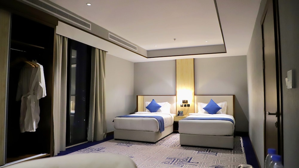 DELUXE, DOUBLE BED