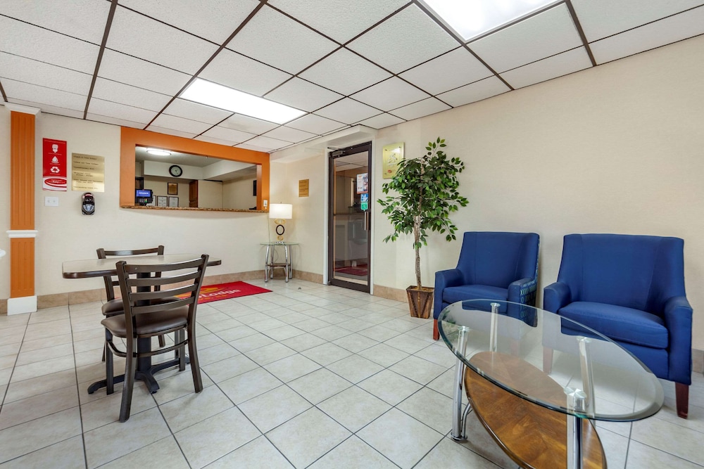 Econo Lodge Hays I-70 32/54
