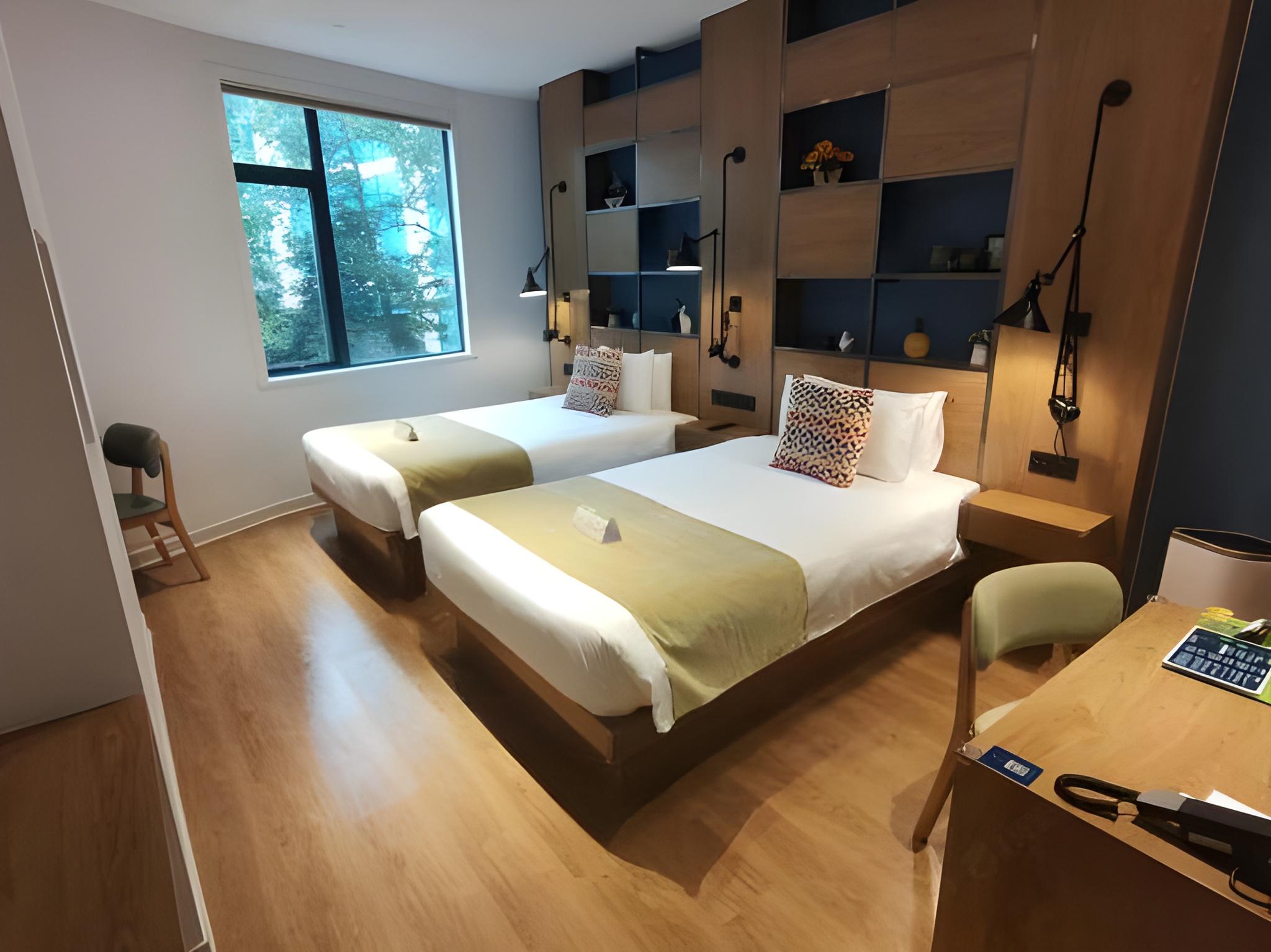 DELUXE, TWIN BEDS