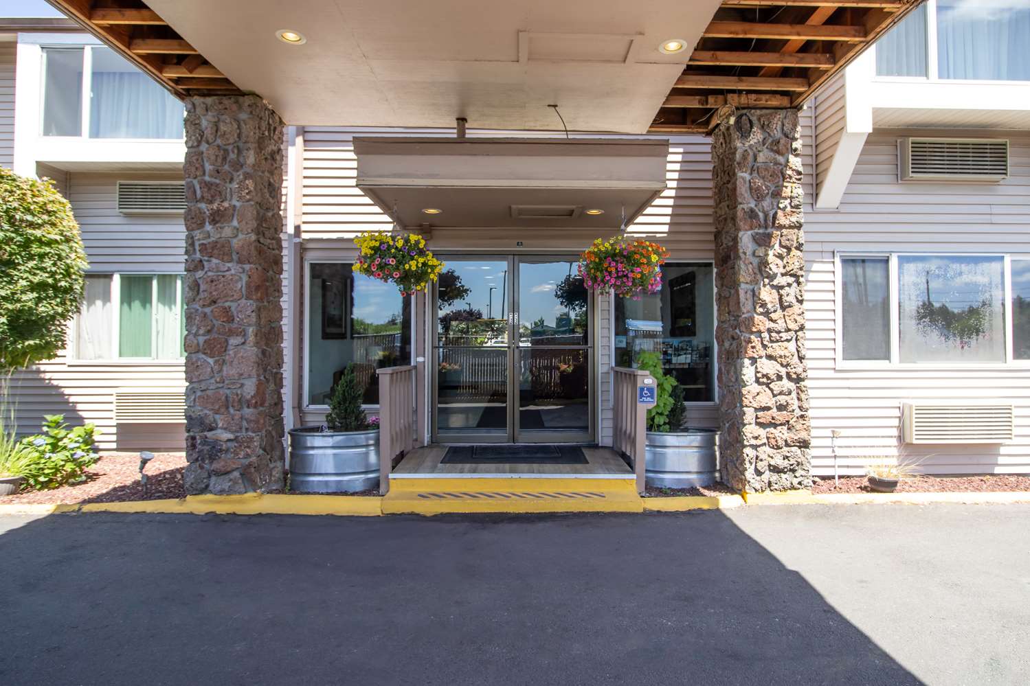 Red Lion Inn Suites Vancouver 4/53