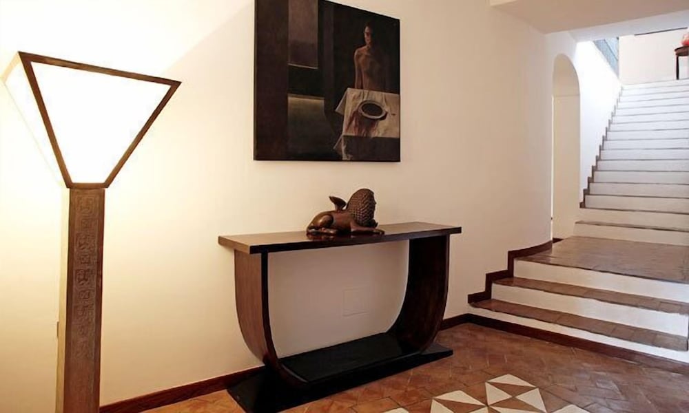 LA LOCANDA DELLE DONNE MONACHE 8/59