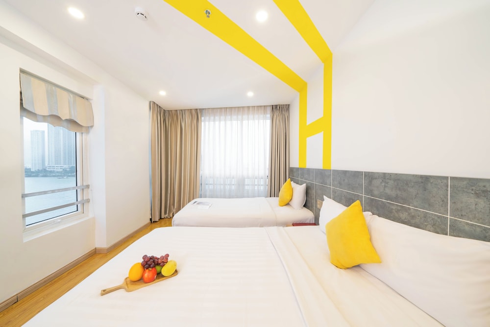 DELUXE, TWIN BEDS, RIVER VIEW