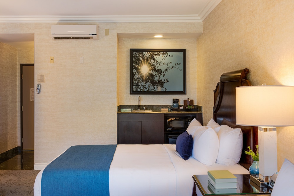 Ayres Suites Diamond Bar 26/65