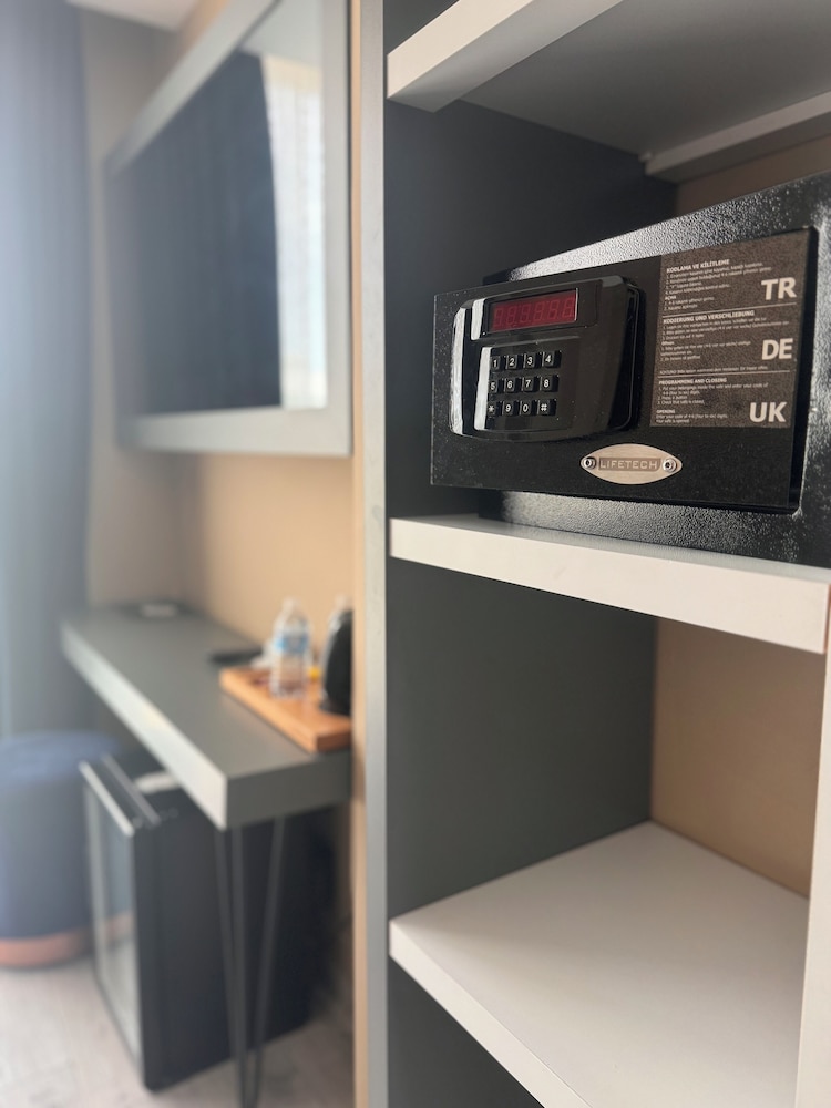 Loft Airport Hotel 18/19