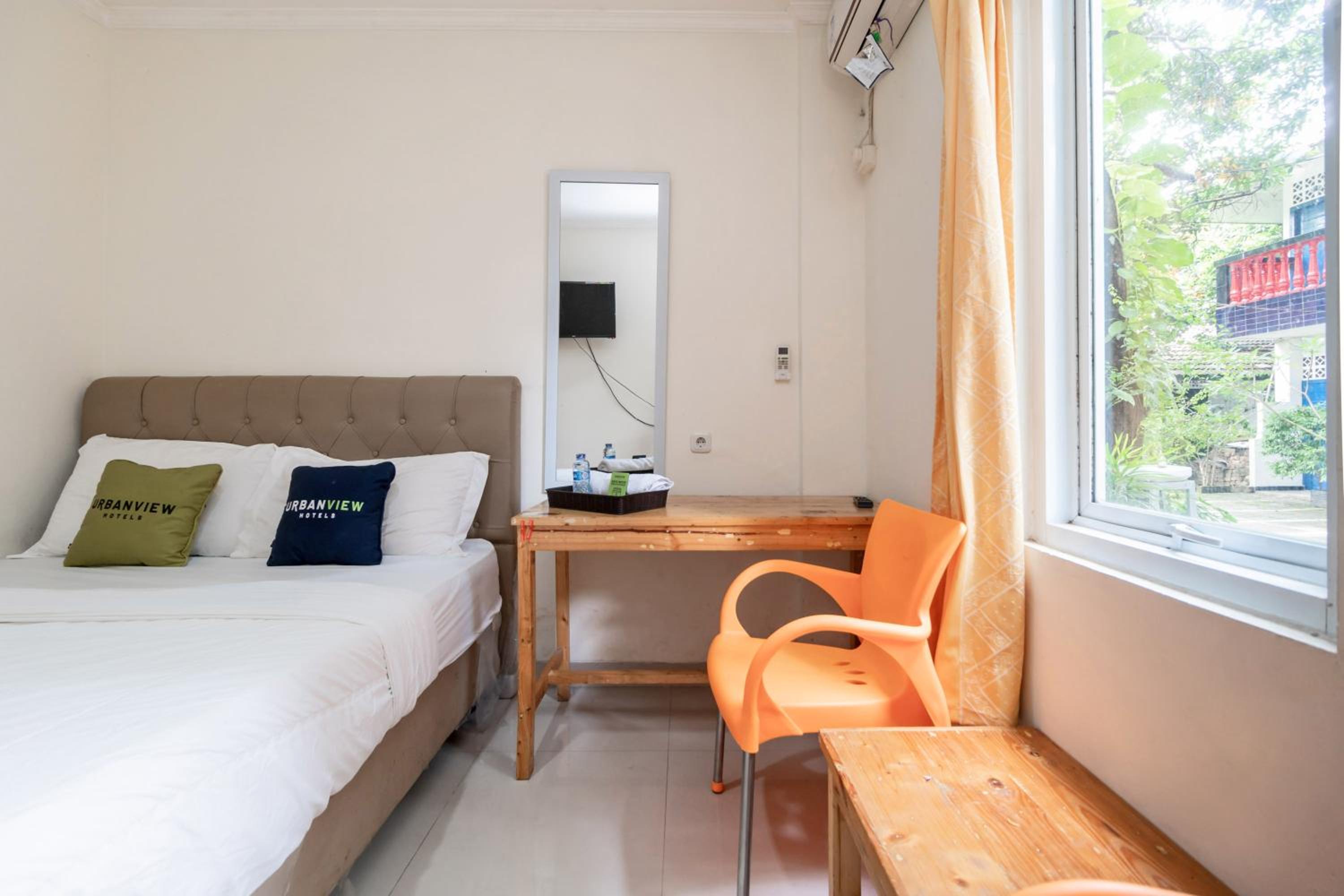 Reddoorz Plus Near Upn Veteran Jakarta 10/50