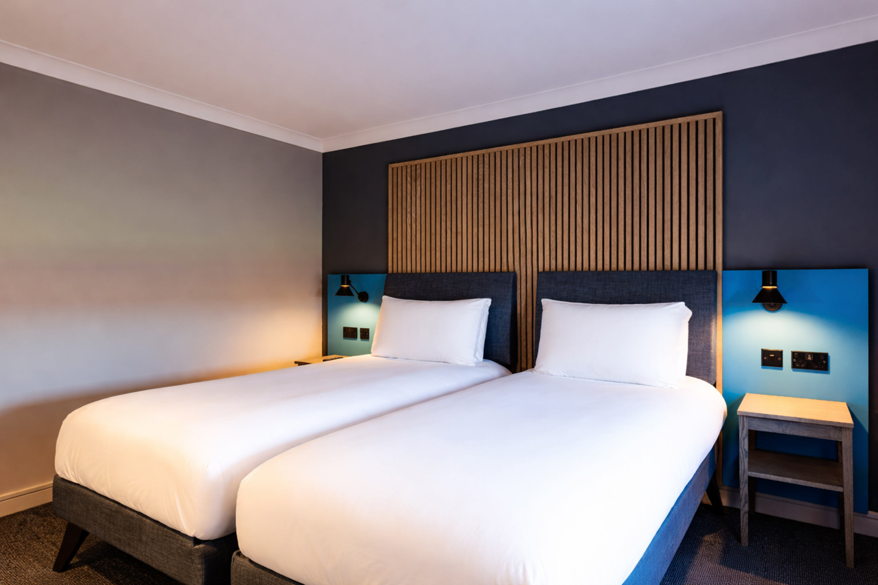 غرفة قياسية بسريرين منفصلين، Village Leeds North Hotel Leisure Club 3/9