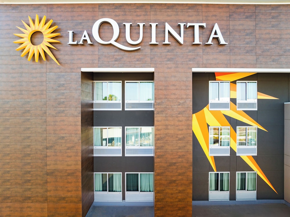La Quinta Inn and Suites by Wyndham La Habra 3/60