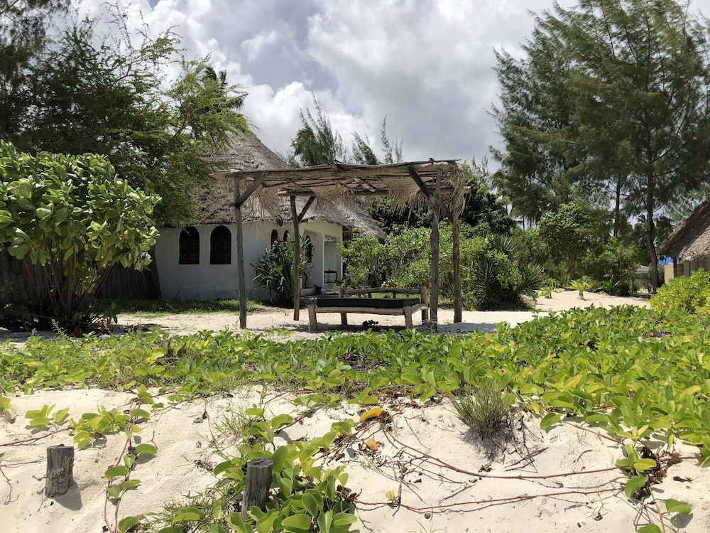 Blue Earth Beach Bungalows 63/72