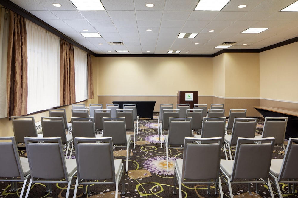 Holiday Inn Clark Newark Area Formerly Crowne Plaza Clark 39/54