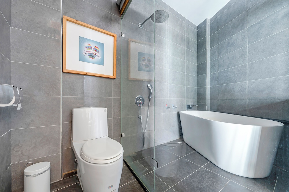 DELUXE, DOUBLE BED, BATHTUB