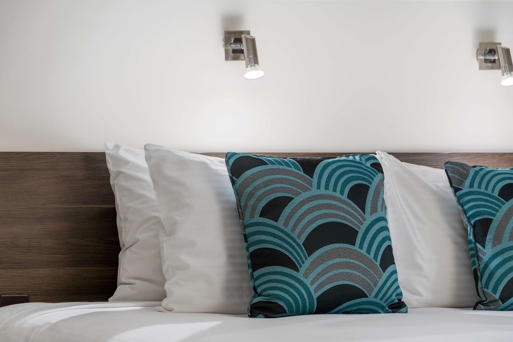 Quality Hotel Robertson Gardens 35/42