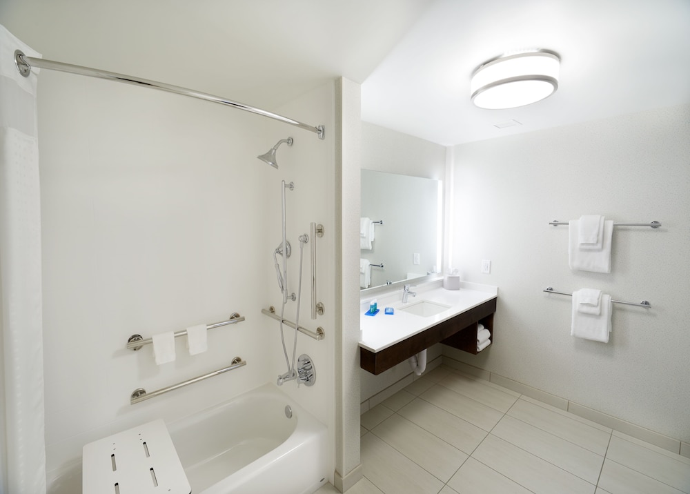 Holiday Inn Express Suites Cincinnati North Liberty Way 16/39