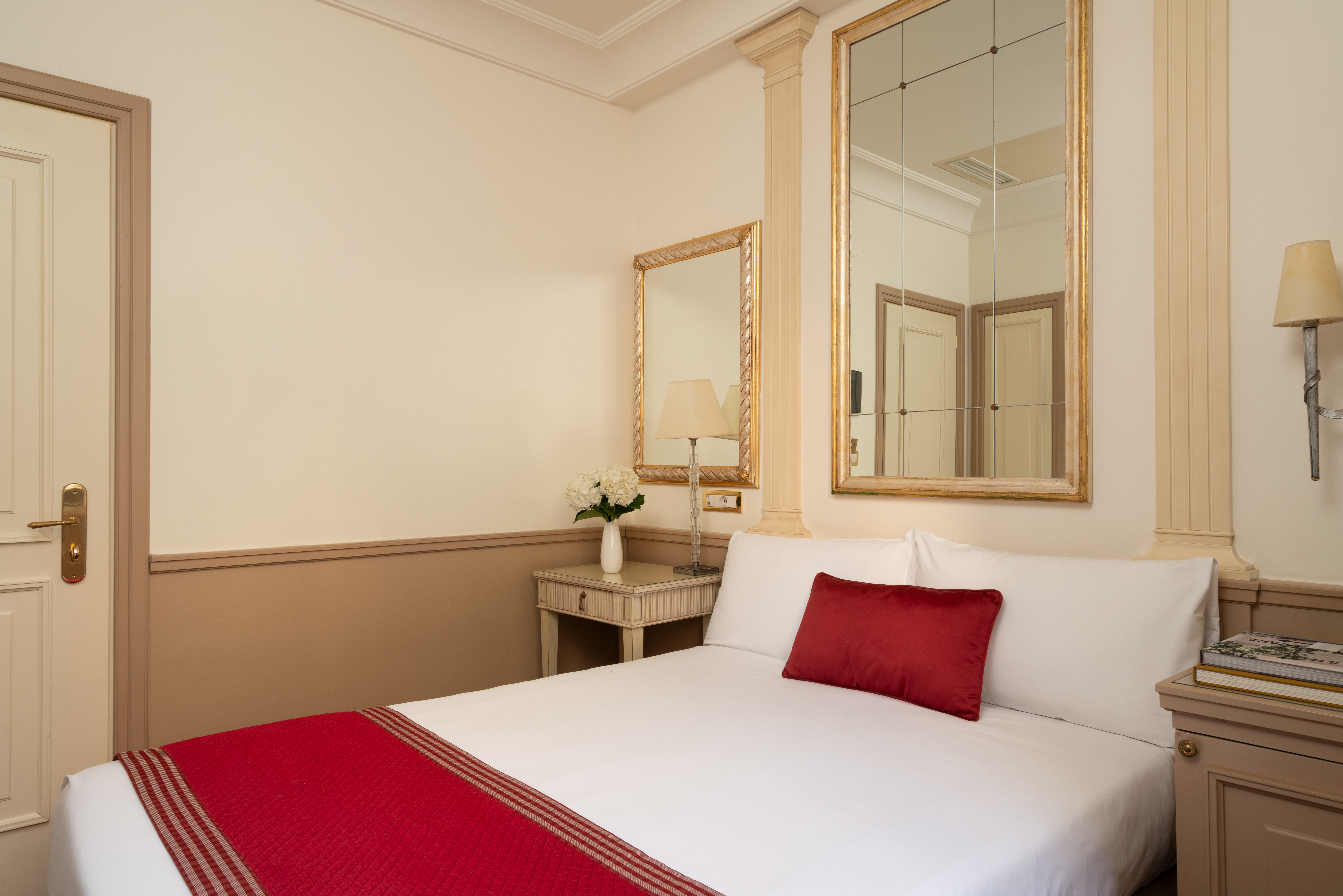 ROOM, SINGLE