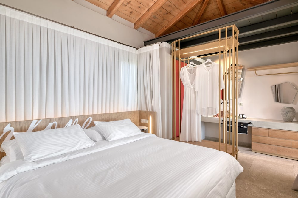 GRAND, SUITE, PRIVATE HEATED POOL