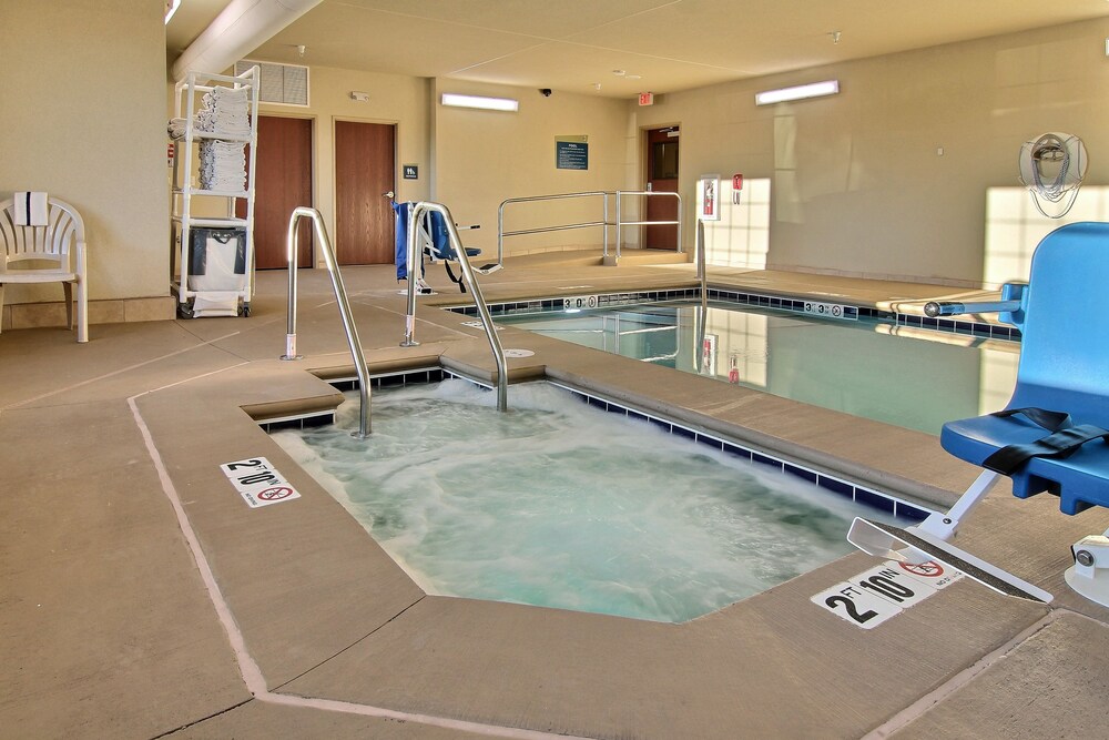 Cobblestone Hotel & Suites - Beulah 35/62