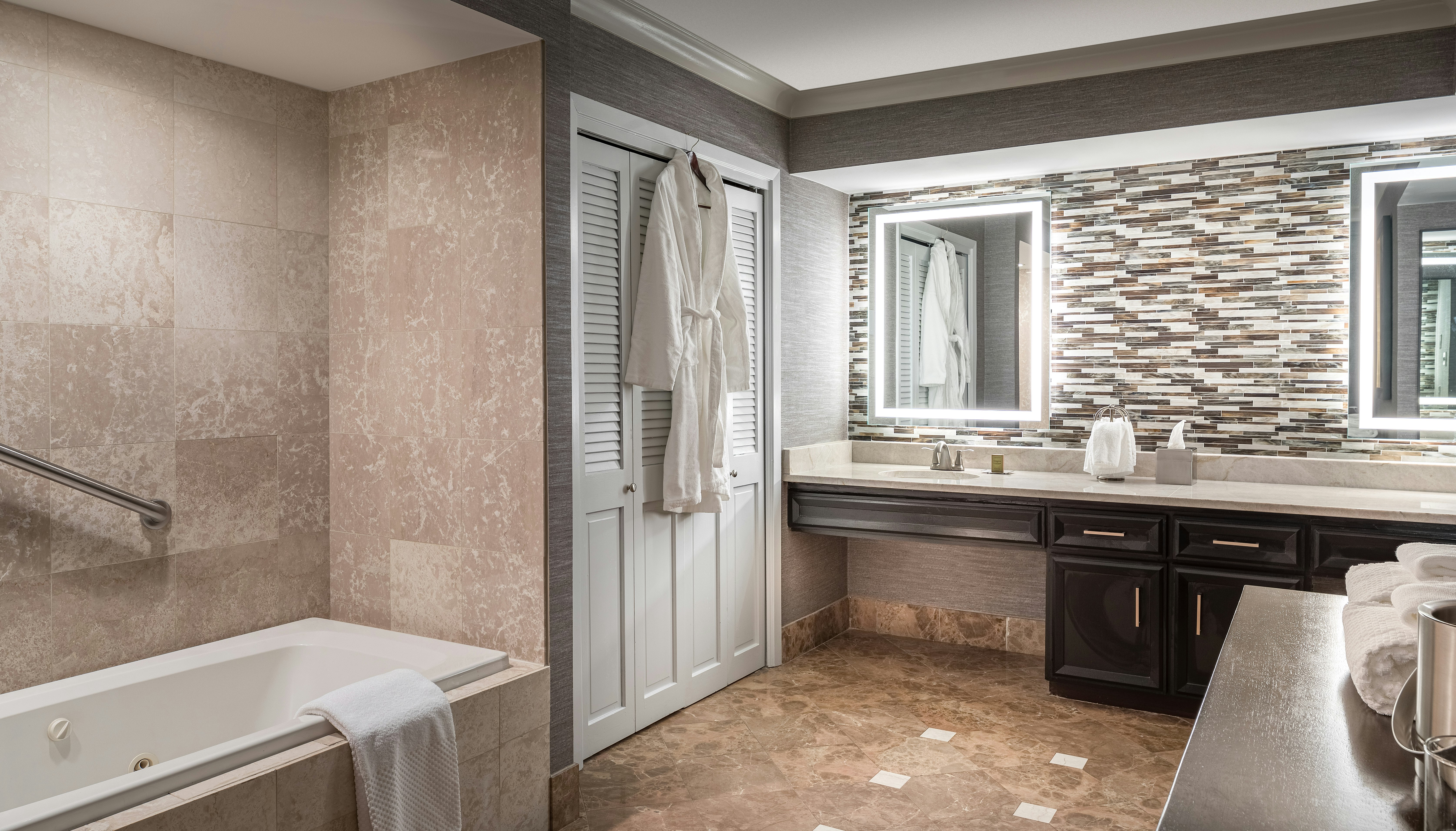 2 ROOMS, SUITE, KING BED