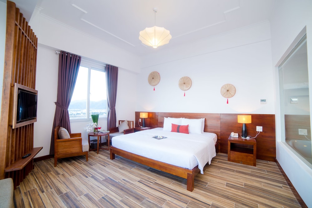 The Light Hotel Resort 30/70