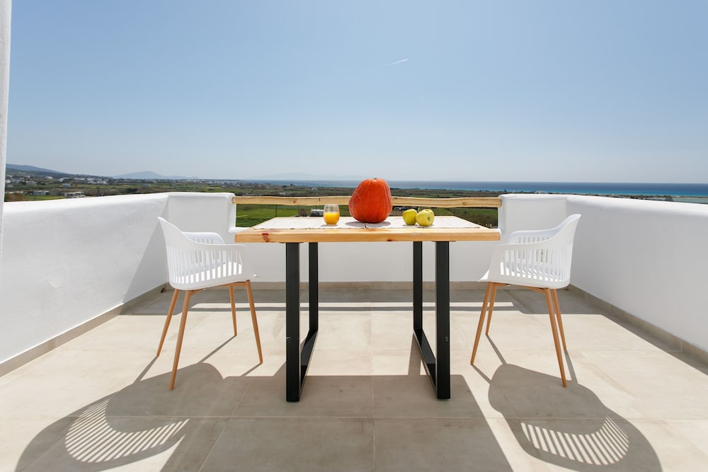 Naxos Earth Suites 44/59