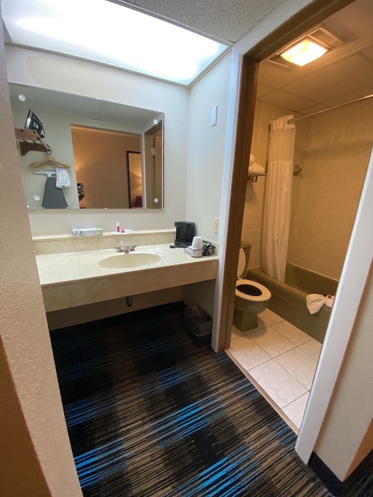 Days Inn Suites By Wyndham St Ignace Lakefront 27/50