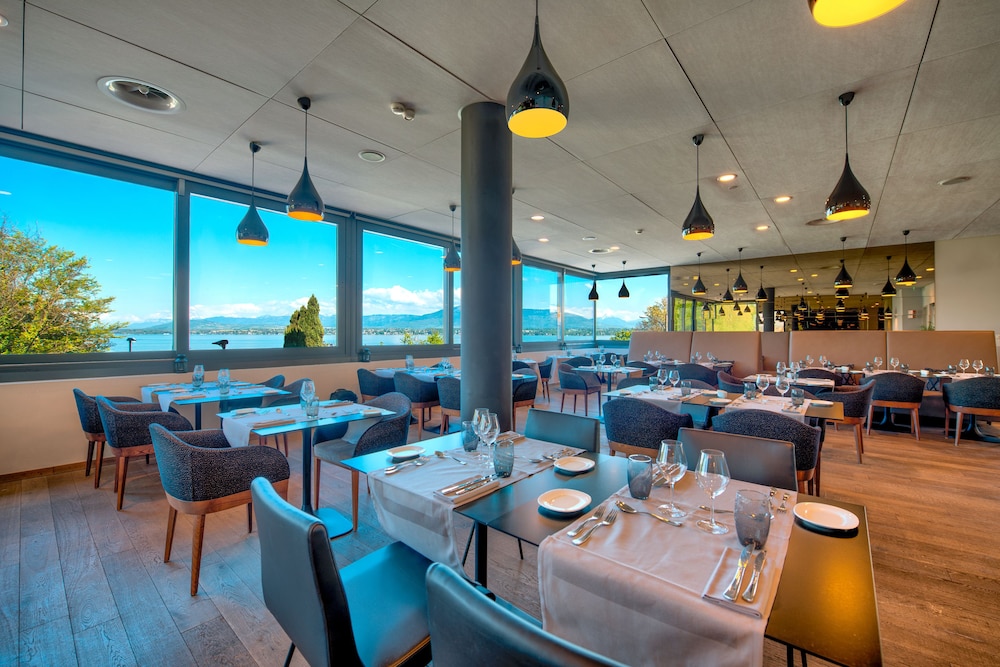 Lake Geneva Hotel 27/37