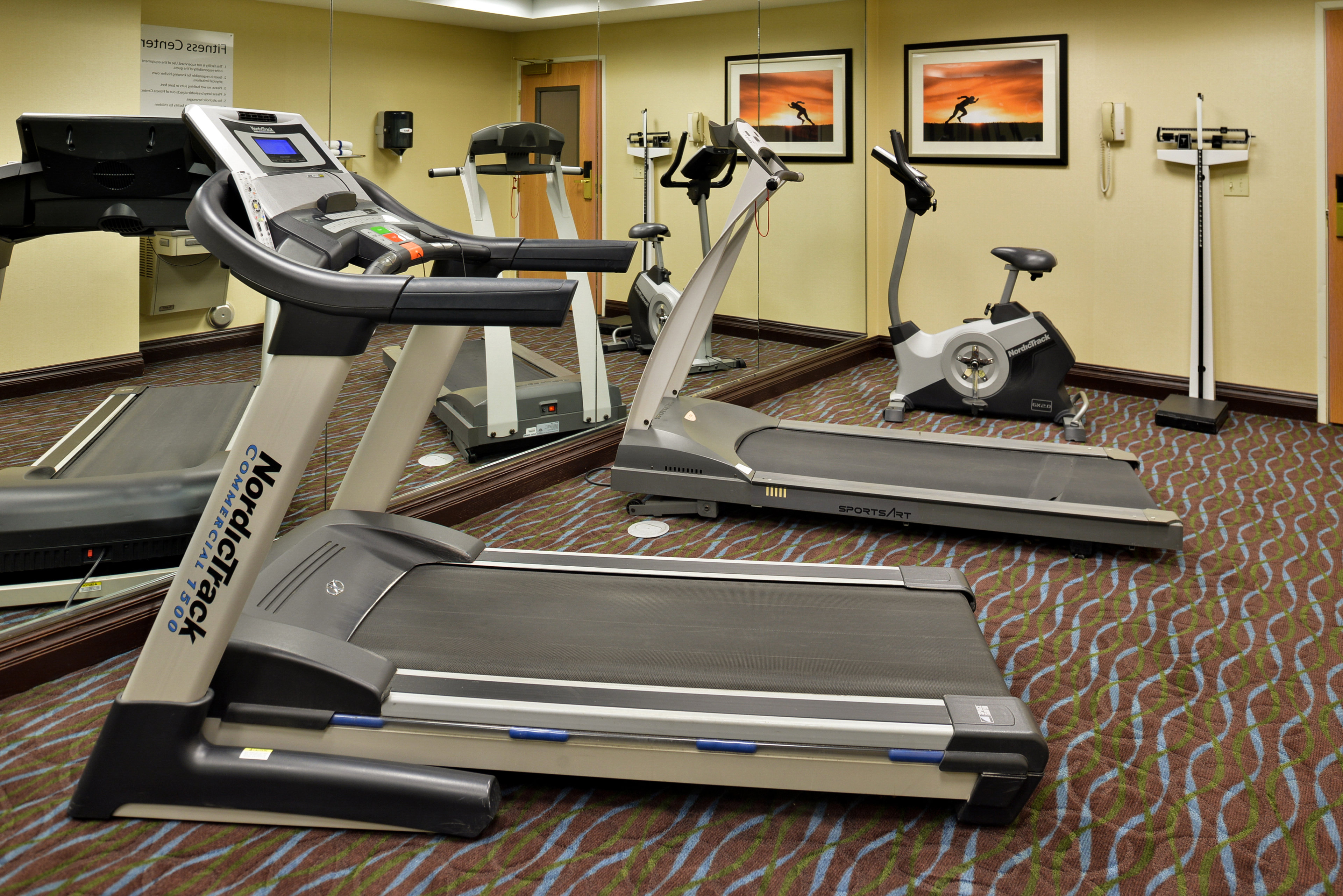 Holiday Inn Express Hotel Suites Charlotte 32/44