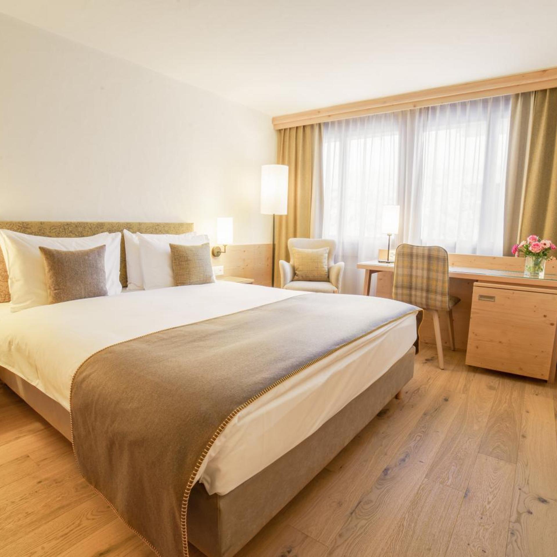 Alpine, King Bed, Queen Bed