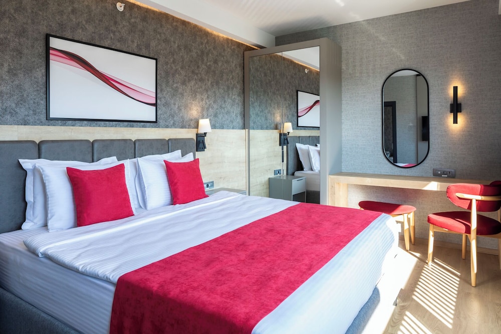 SUITE, 2 FRENCH BEDS, LAND SIDE, BALCONY
