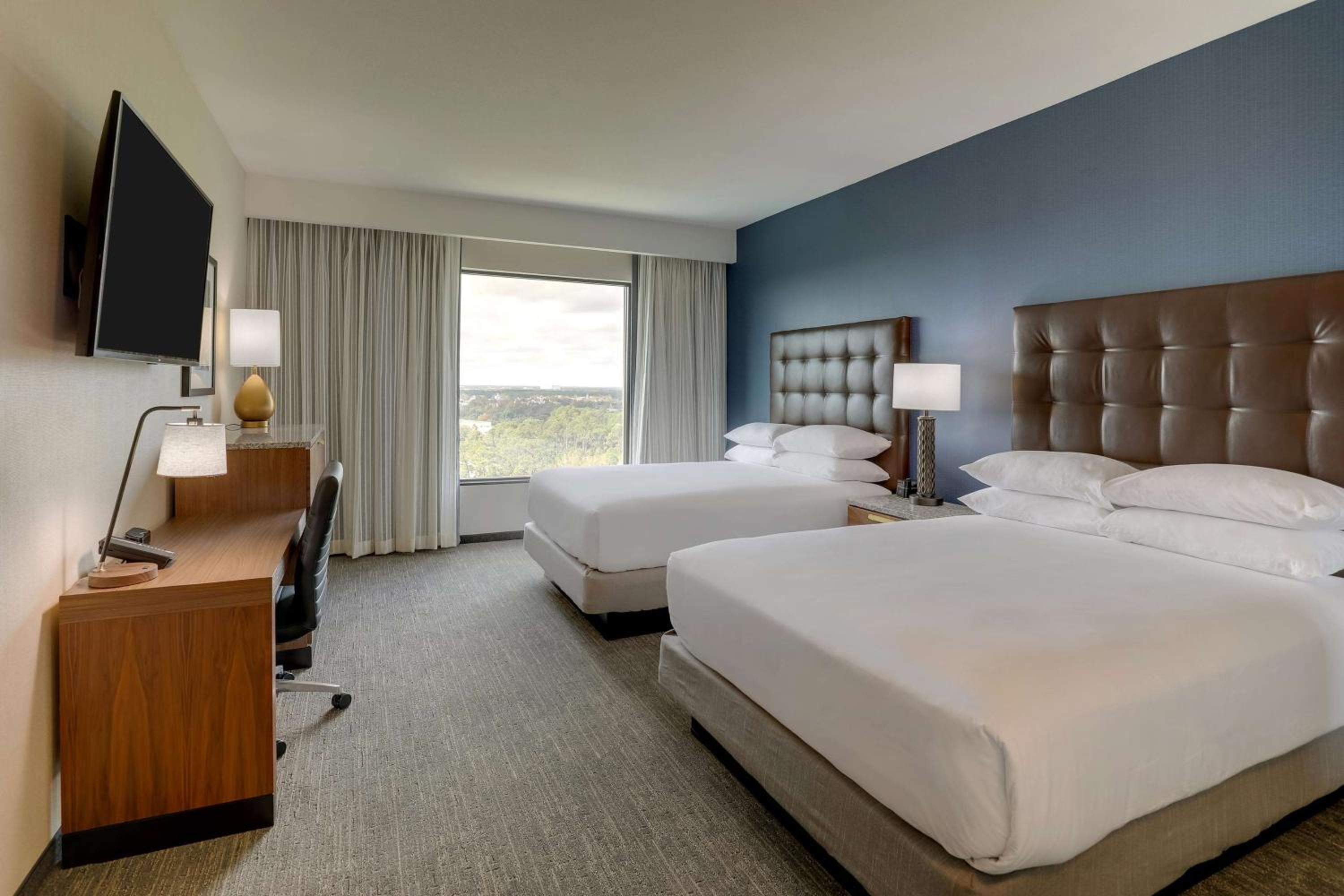 Suite, 2 Queen Beds, Sofa, Accessible