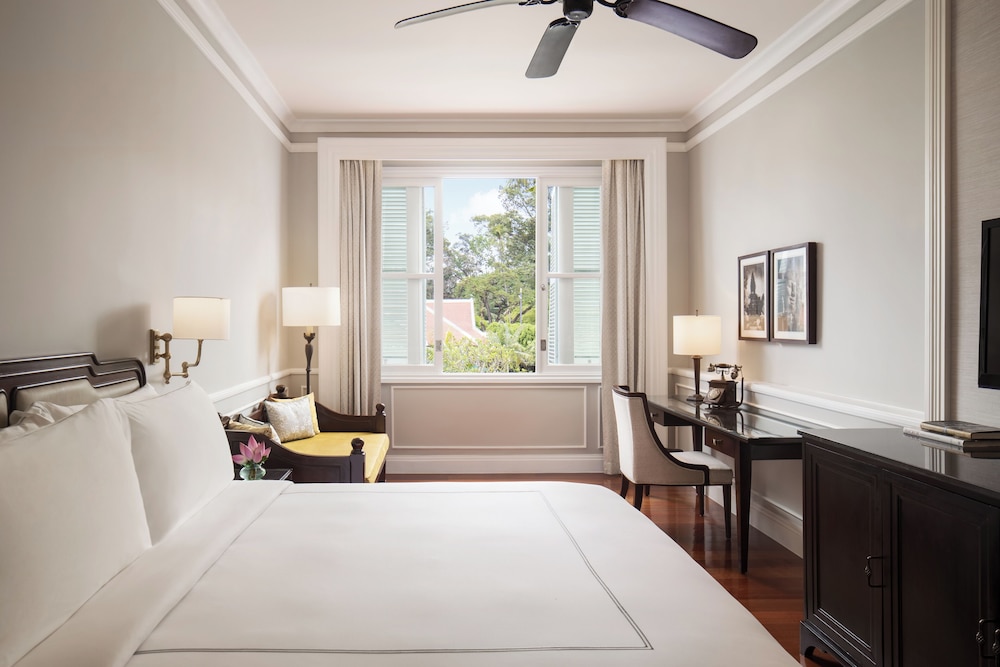 State, King Bed, Pool View