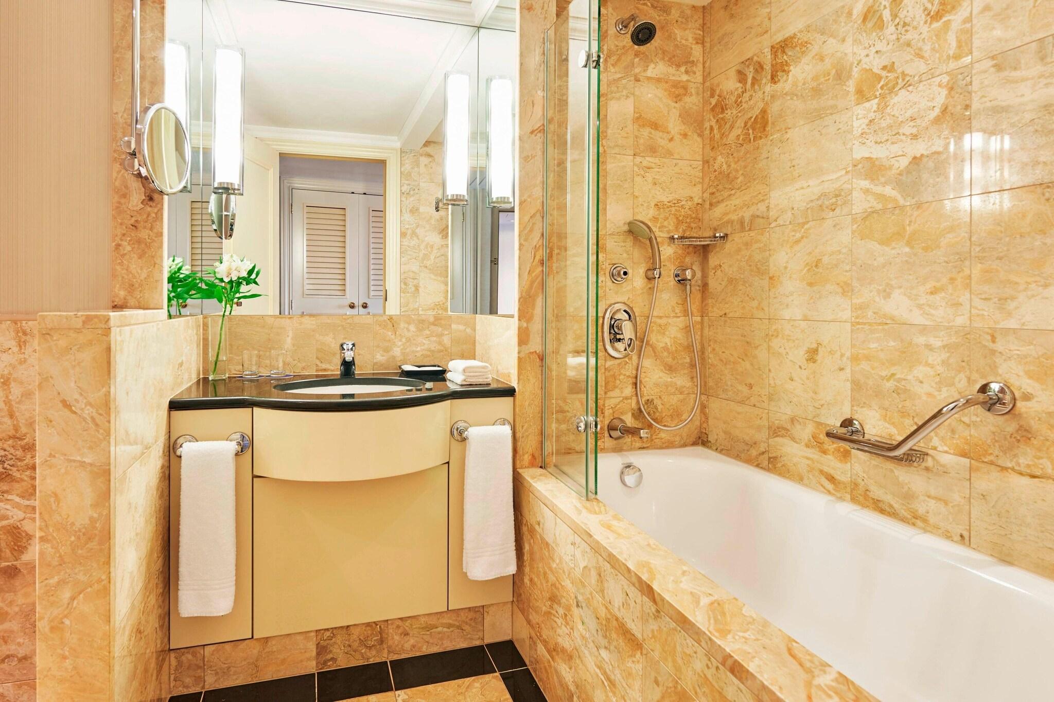 Executive, Suite, City View, Sheraton Grand Warsaw 3/3