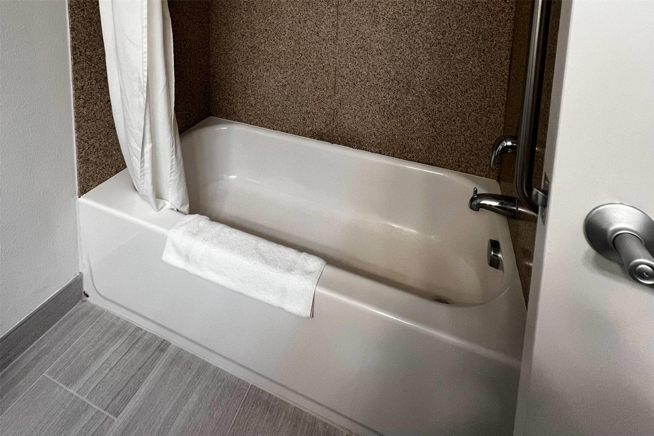 Comfort Inn & Suites Concord (Kannapolis) 50/51