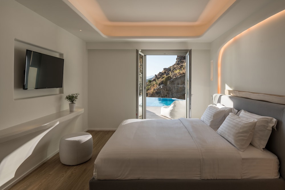 Grand, Suite, 1 King and 1 Single Beds, with Pool