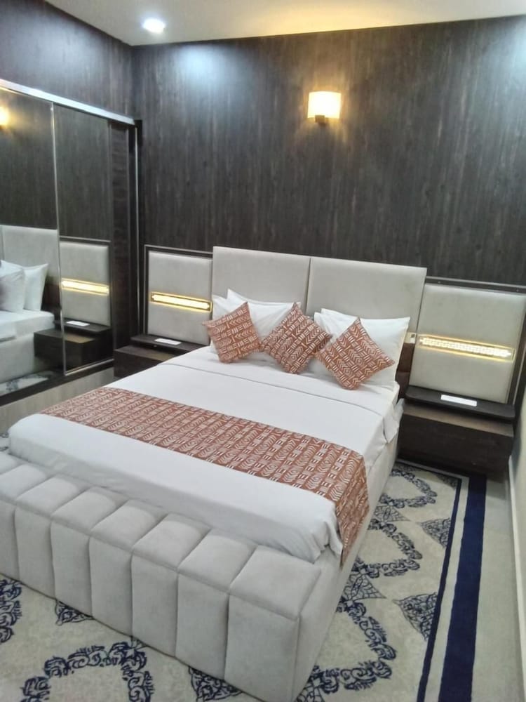 La Pivoine Hotel 13/14