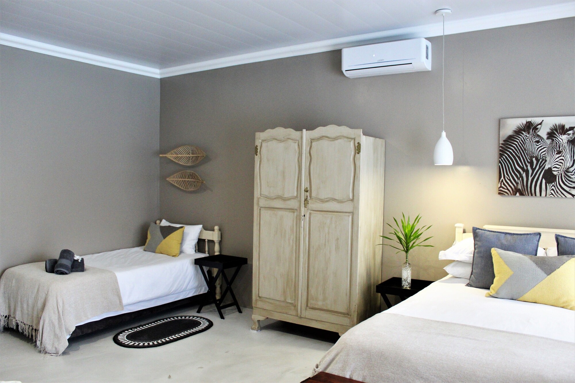 Superior, 1 Queen and 1 Single Bed, Pool Access