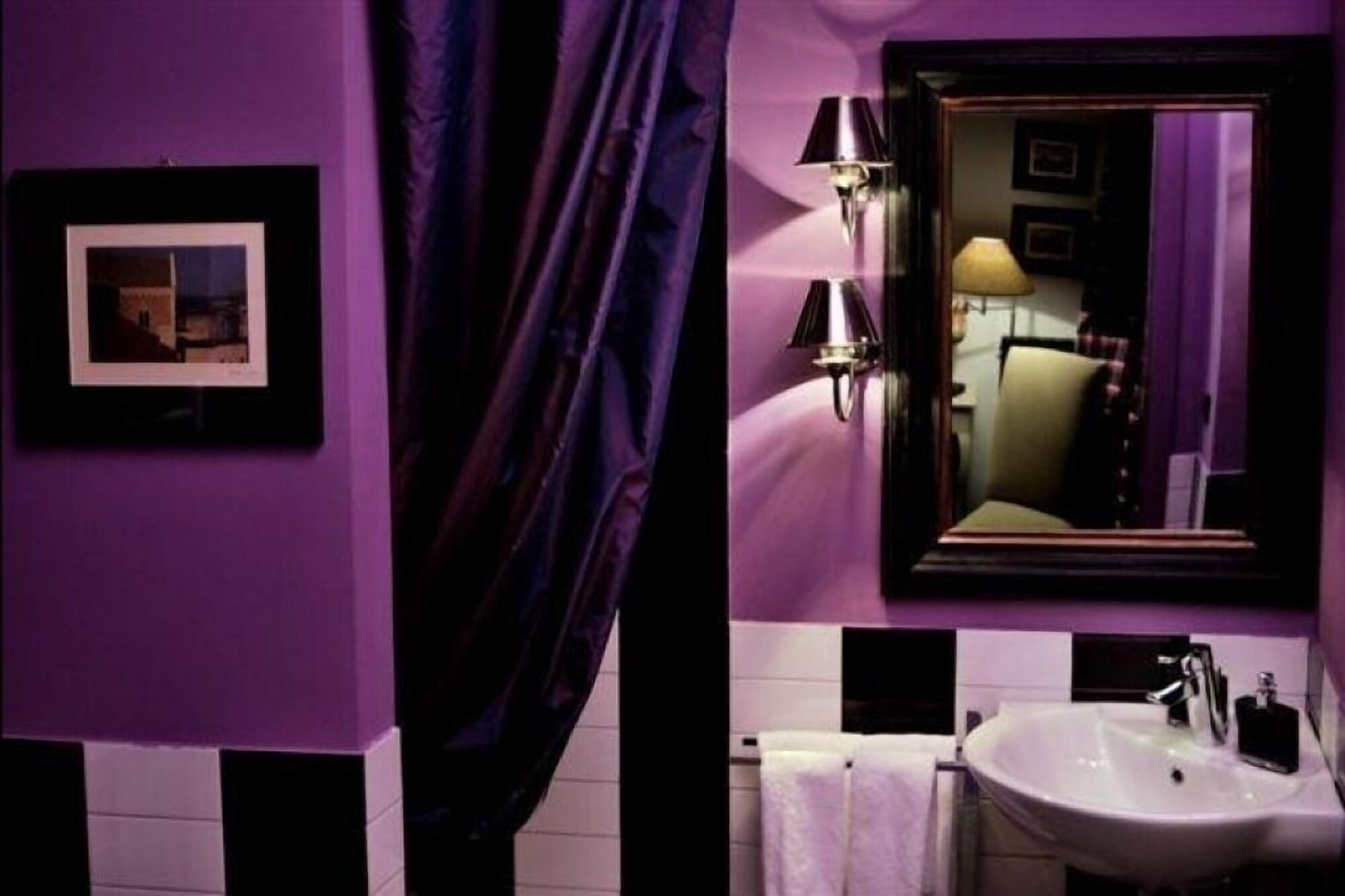 ROOM, TRIPLE, 1 QUEEN AND 1 SINGLE BED