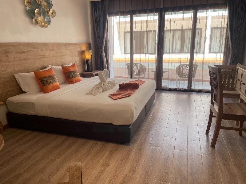 Grand, Deluxe, Pool Access