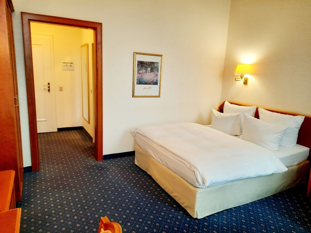 Bayerischer Hof Dresden 13/76