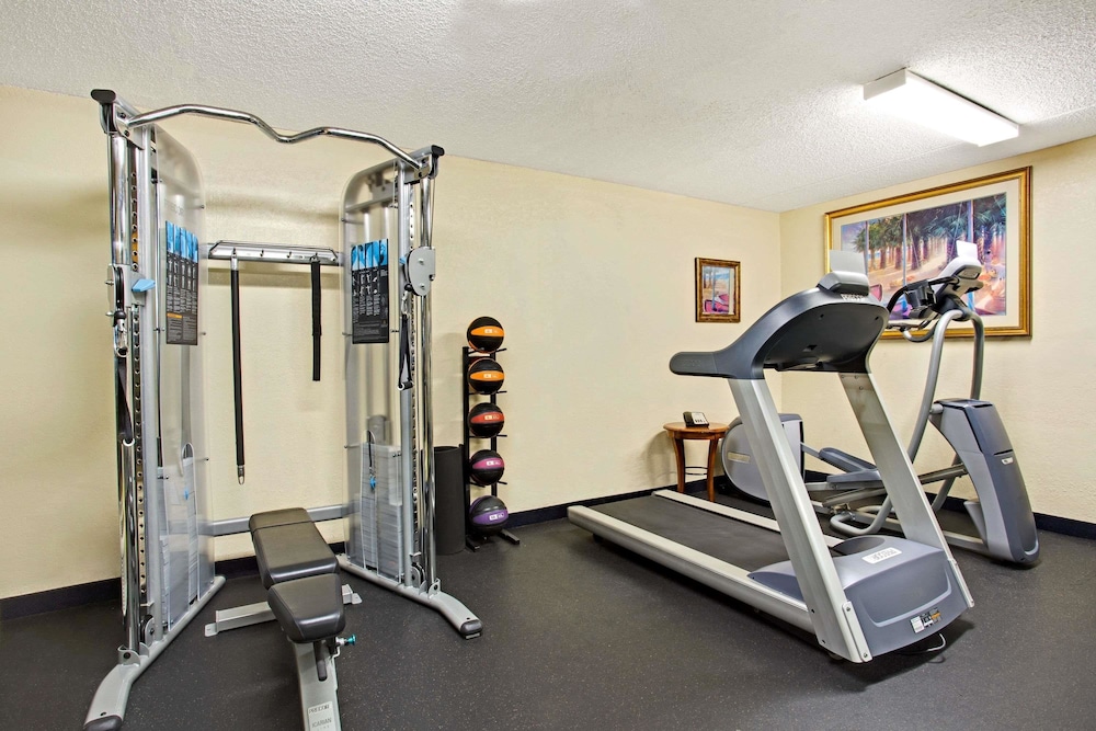 Days Inn By Wyndham Orlando Airport Florida Mall 17/22