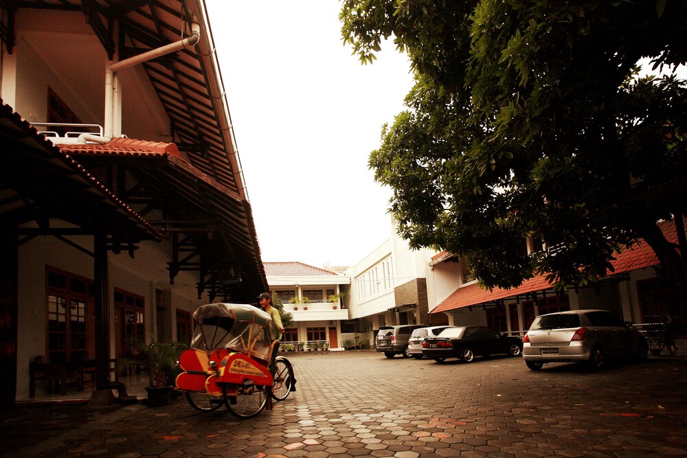 ARINI HOTEL 42/43
