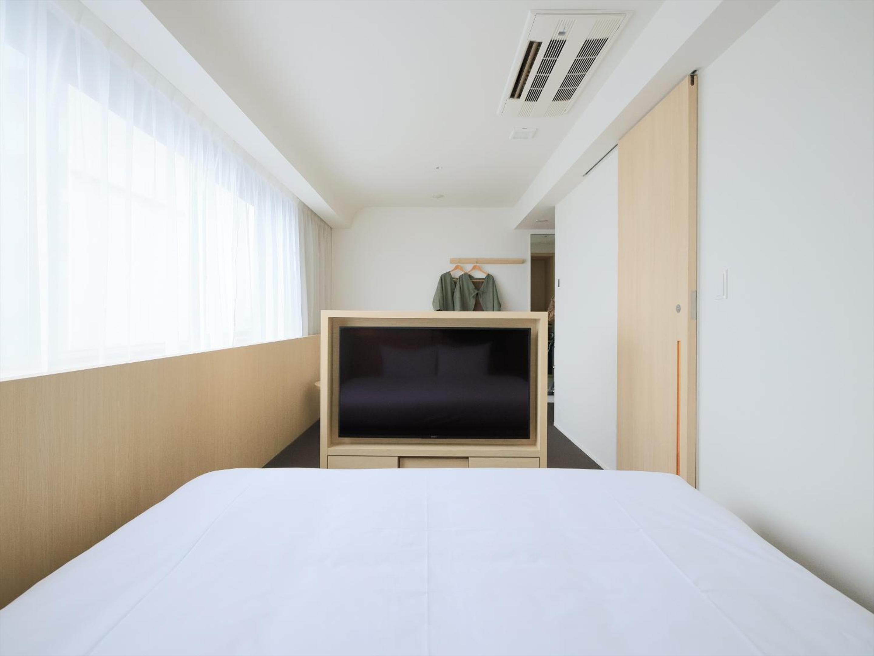 DELUXE, KING BED, CORNER